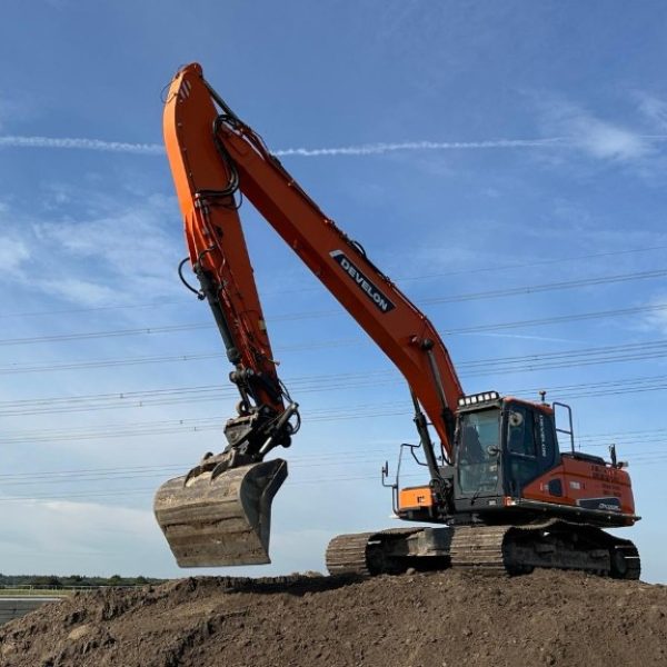Kraanmachinist op rupskraan - Develon graafmachine